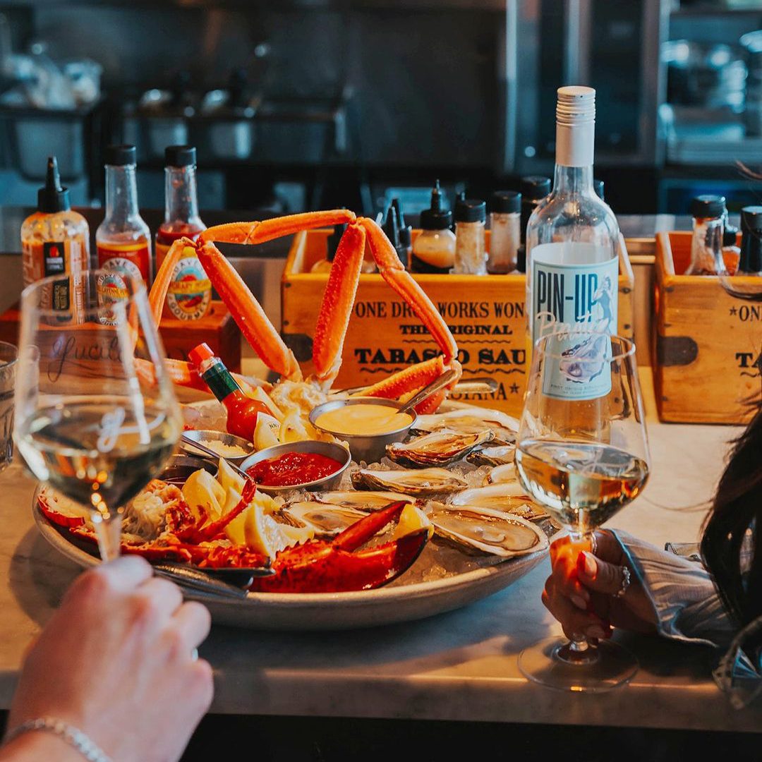 Plateau de fruits de mer avec crabe et huîtres, vin blanc.