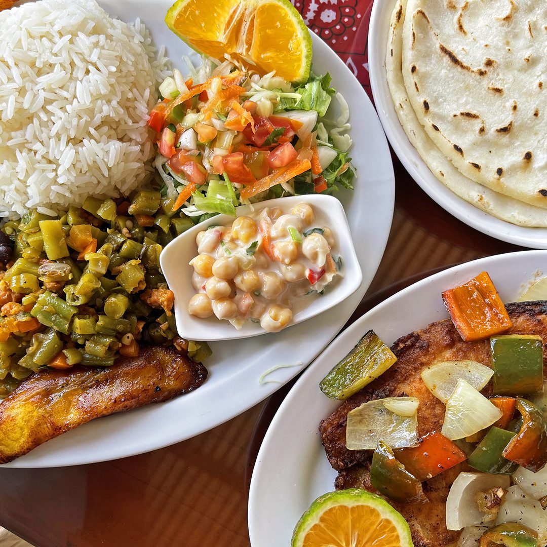 Assiette de riz, légumes, salade, pois chiches et tortillas.