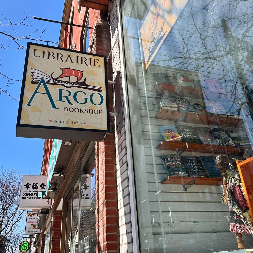 Façade de la Librairie Argo avec son enseigne historique et une vitrine remplie de livres.