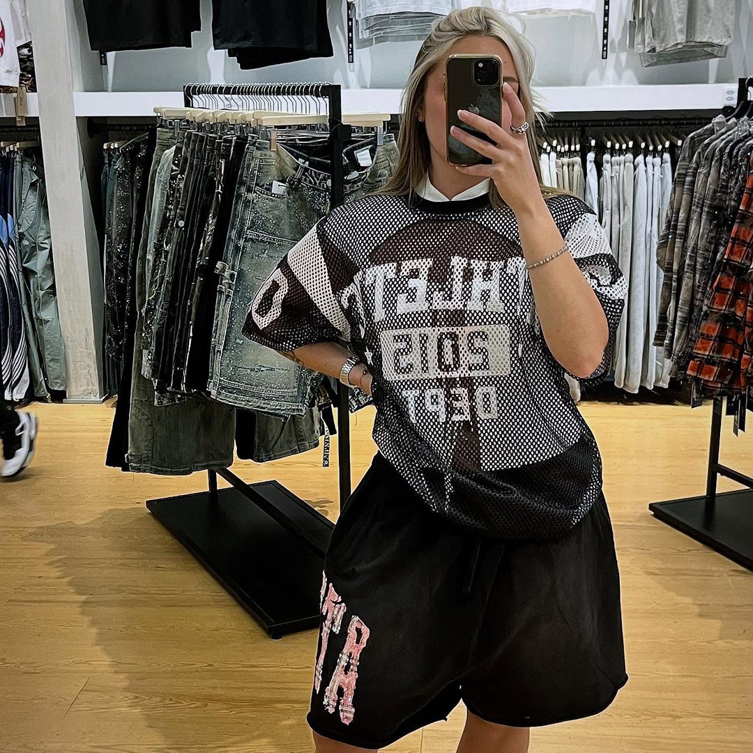 Vêtements streetwear exposés dans la boutique Le Drip.