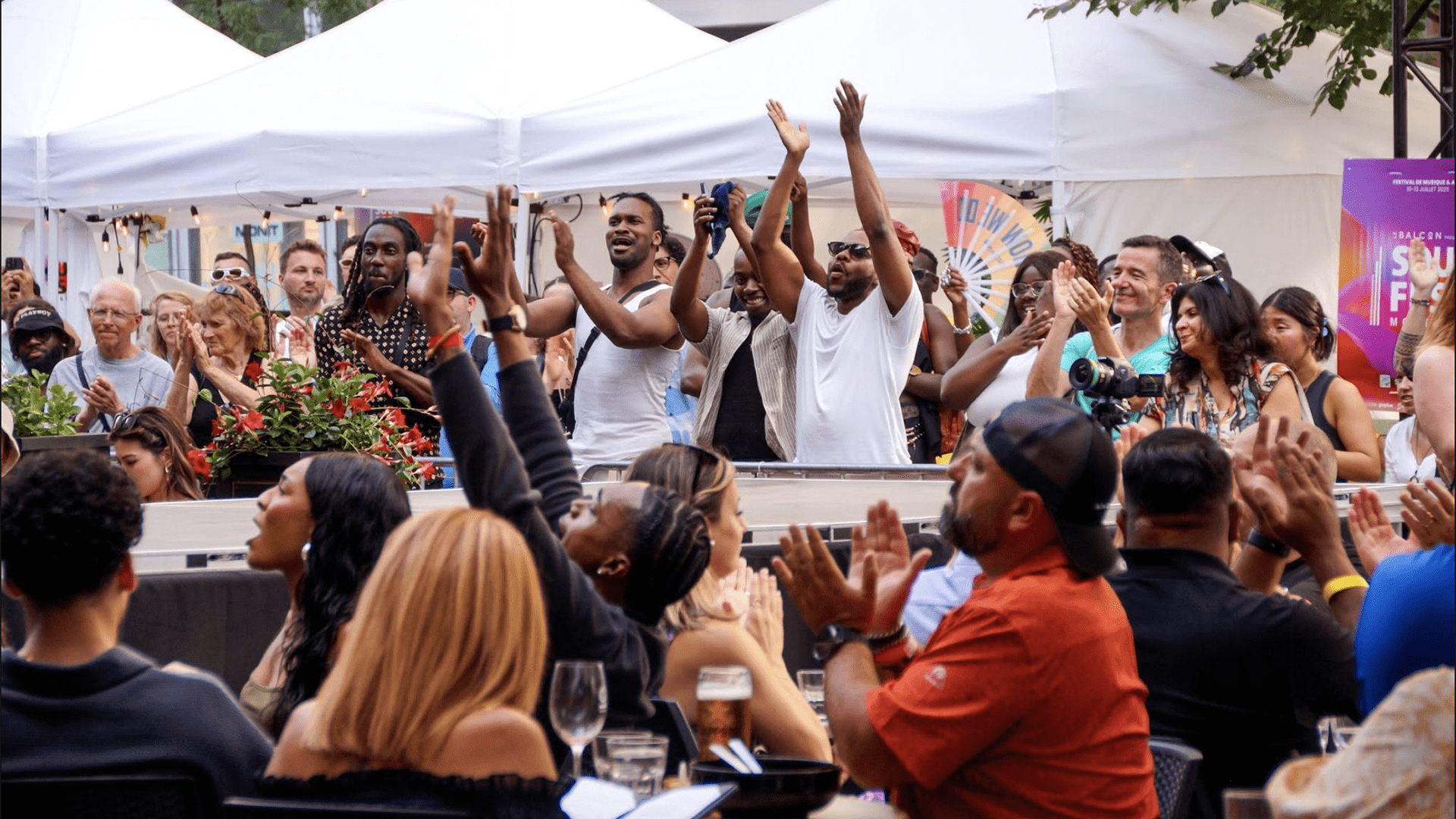 Festivaliers applaudissant devant une scène extérieure lors du SoulFest MTL au centre-ville de Montréal.