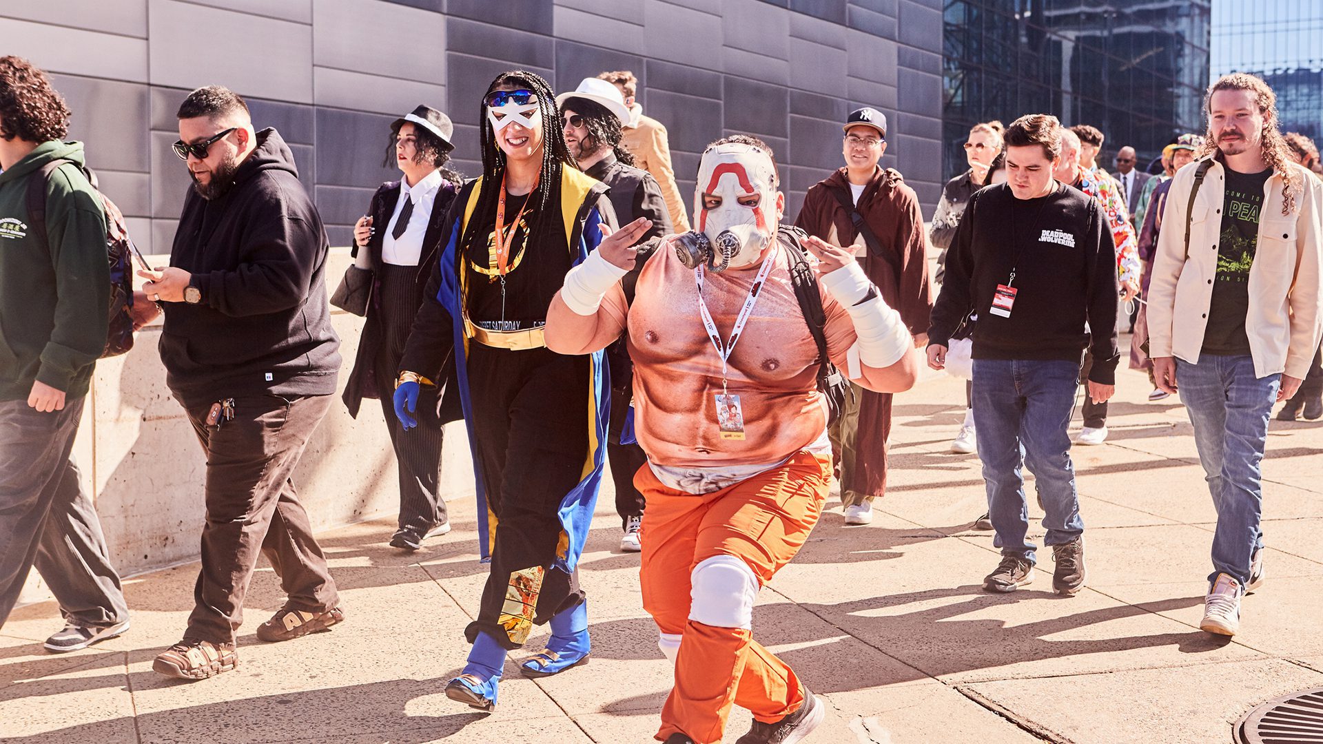 Alt text : Cosplayers et visiteurs costumés marchant devant le Palais des congrès lors du Comiccon de Montréal.