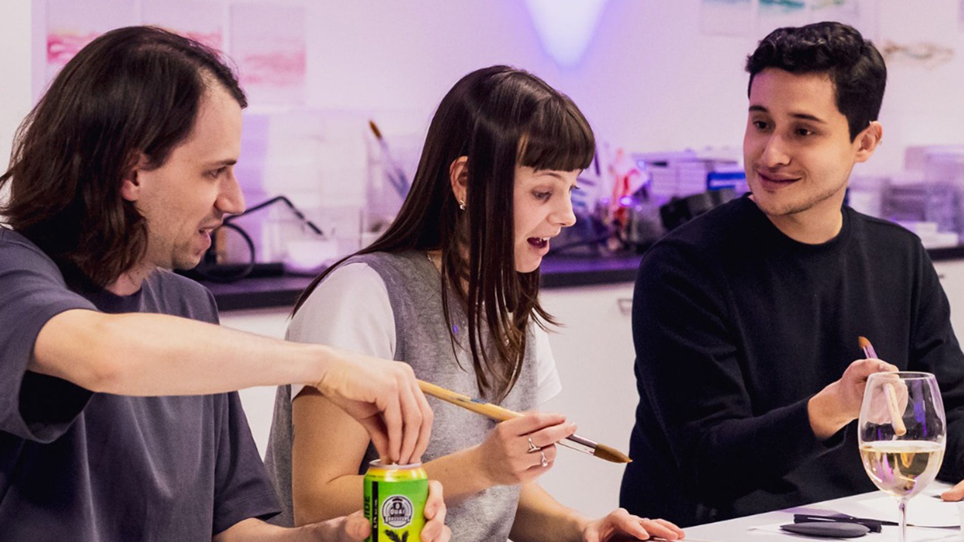 Participants créant lors d’un atelier artistique des Jeudis du MAC à Place Ville Marie.