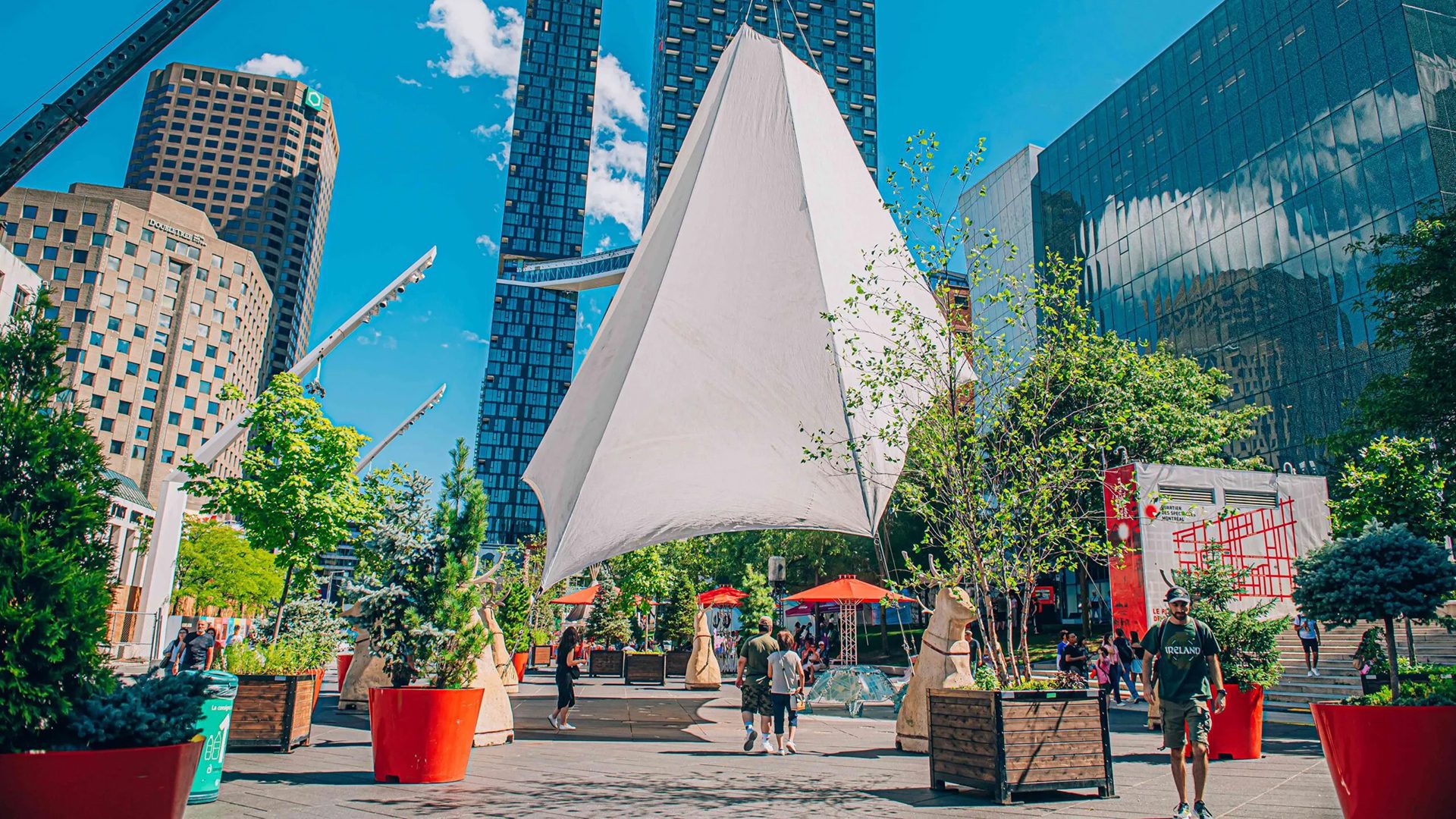 Grand tipi installé sur la Place des Festivals, au cœur du centre-ville de Montréal.