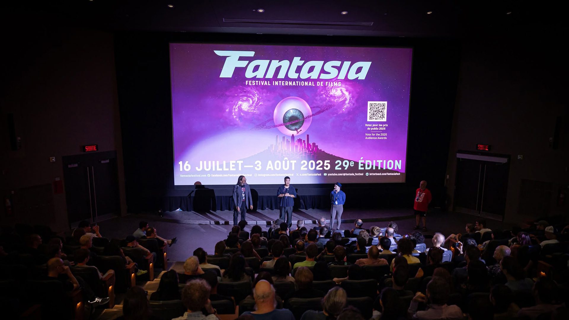 Projection du Festival international de films Fantasia devant une salle comble à Montréal.
