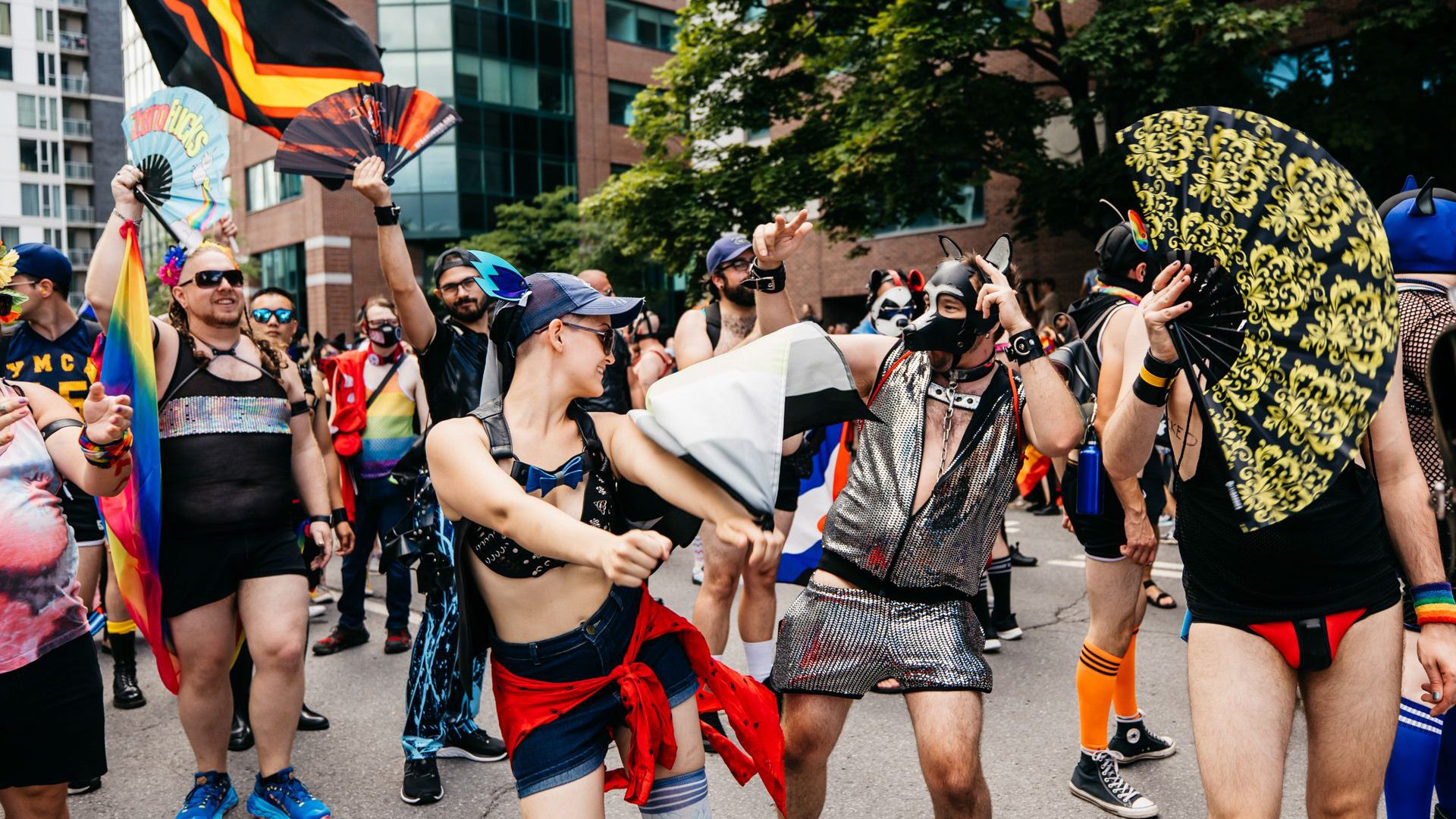 Participants costumés défilant dans les rues du centre-ville lors du Festival Fierté Montréal.