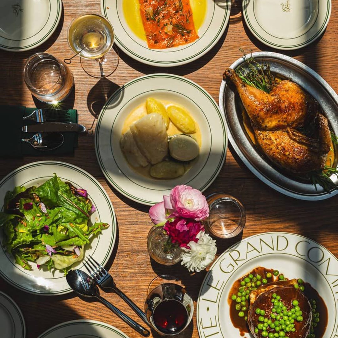 Plats de bistrot servis au Grand Comité au centre-ville de Montréal