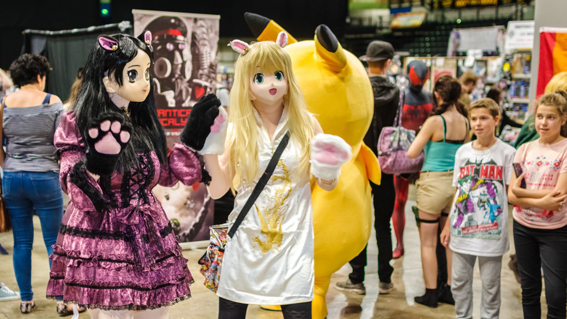 Cosplayers costumés et mascotte de Pikachu accueillant les visiteurs dans les allées d’Otakuthon.