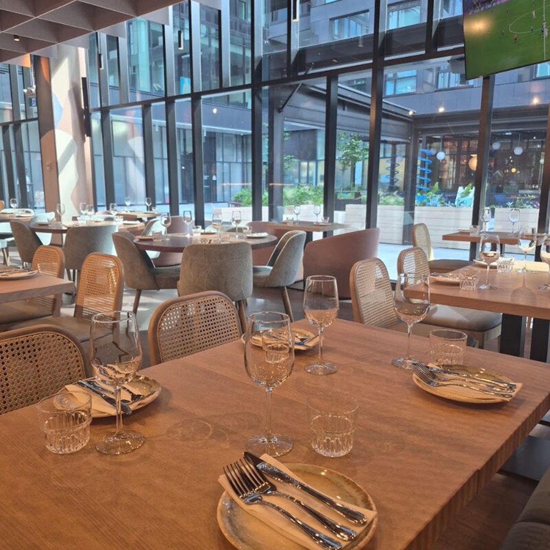 Salle lumineuse du Beverly Bar+Grill au centre-ville de Montréal.