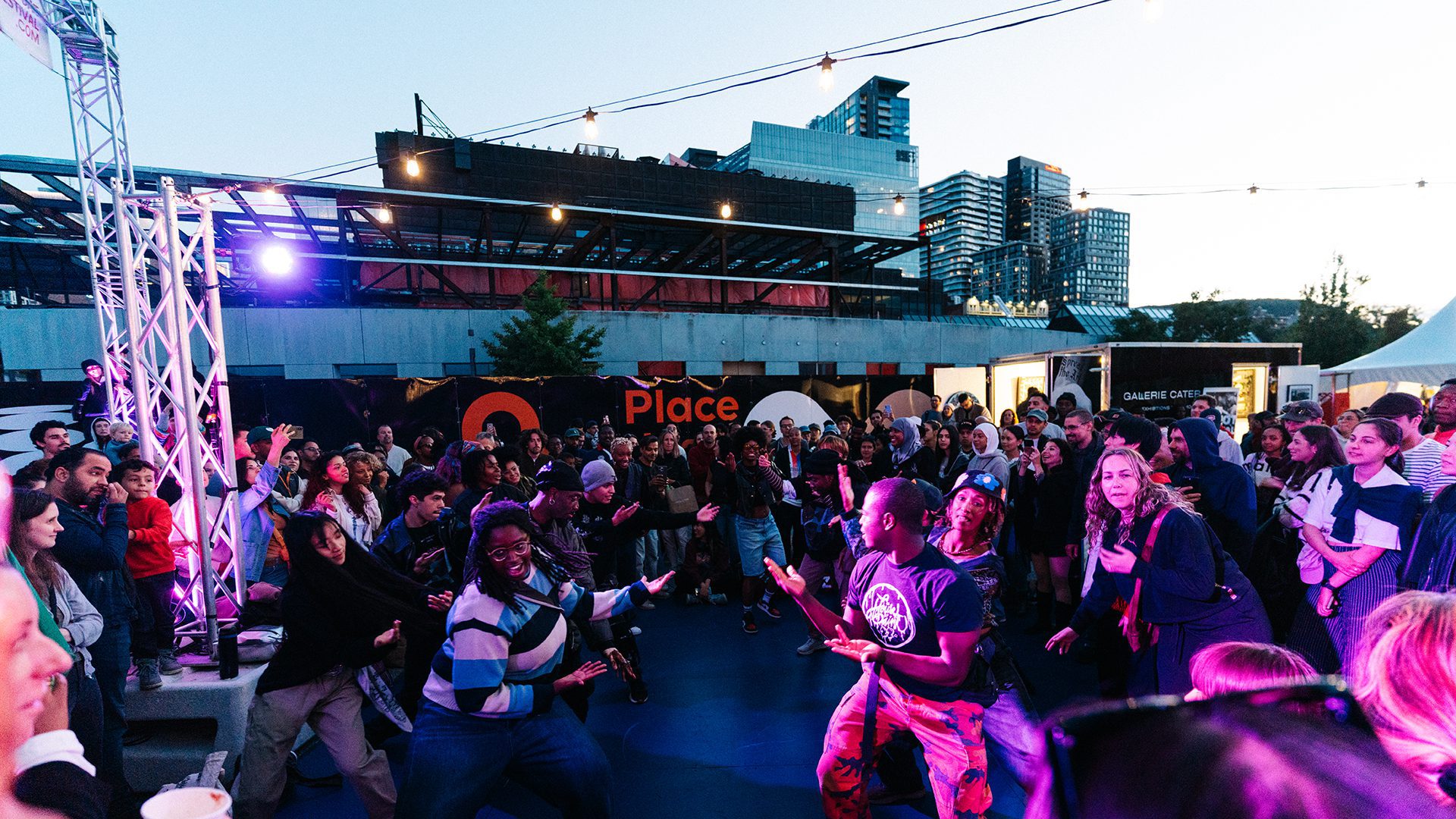 Battle de street dance devant la foule au Festival JOAT au quartier de spectacles