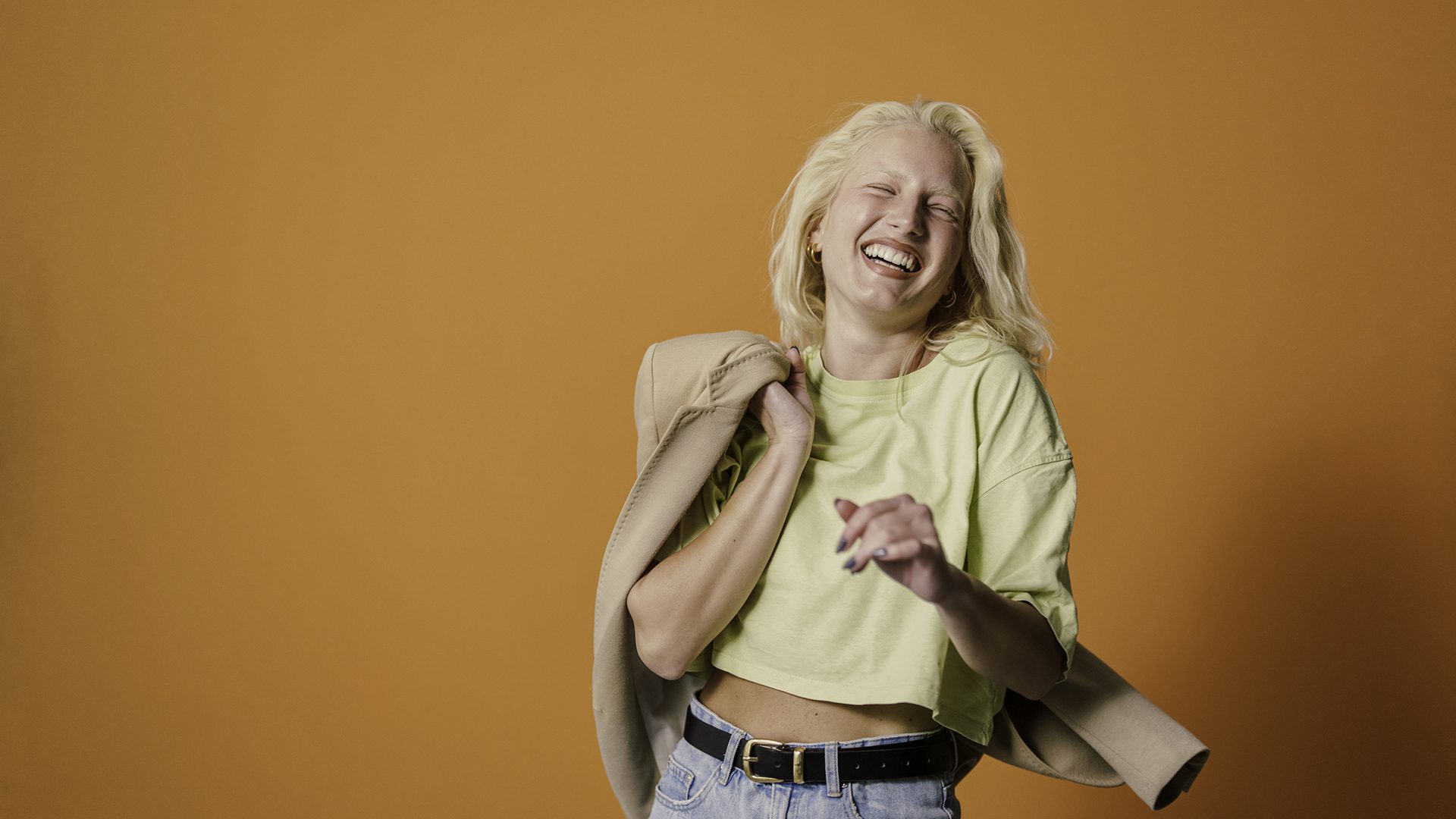 Femme sur fond orange