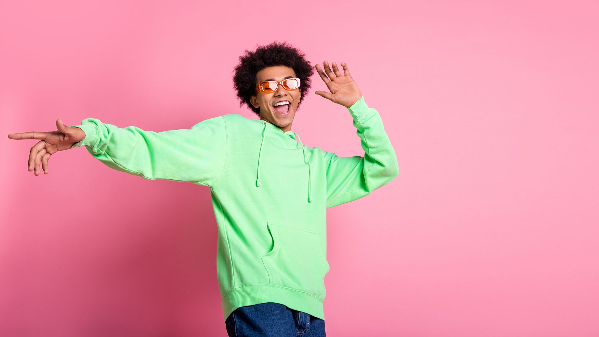 Personne souriante illustrant les nouveautés de juin au centre-ville de Montréal